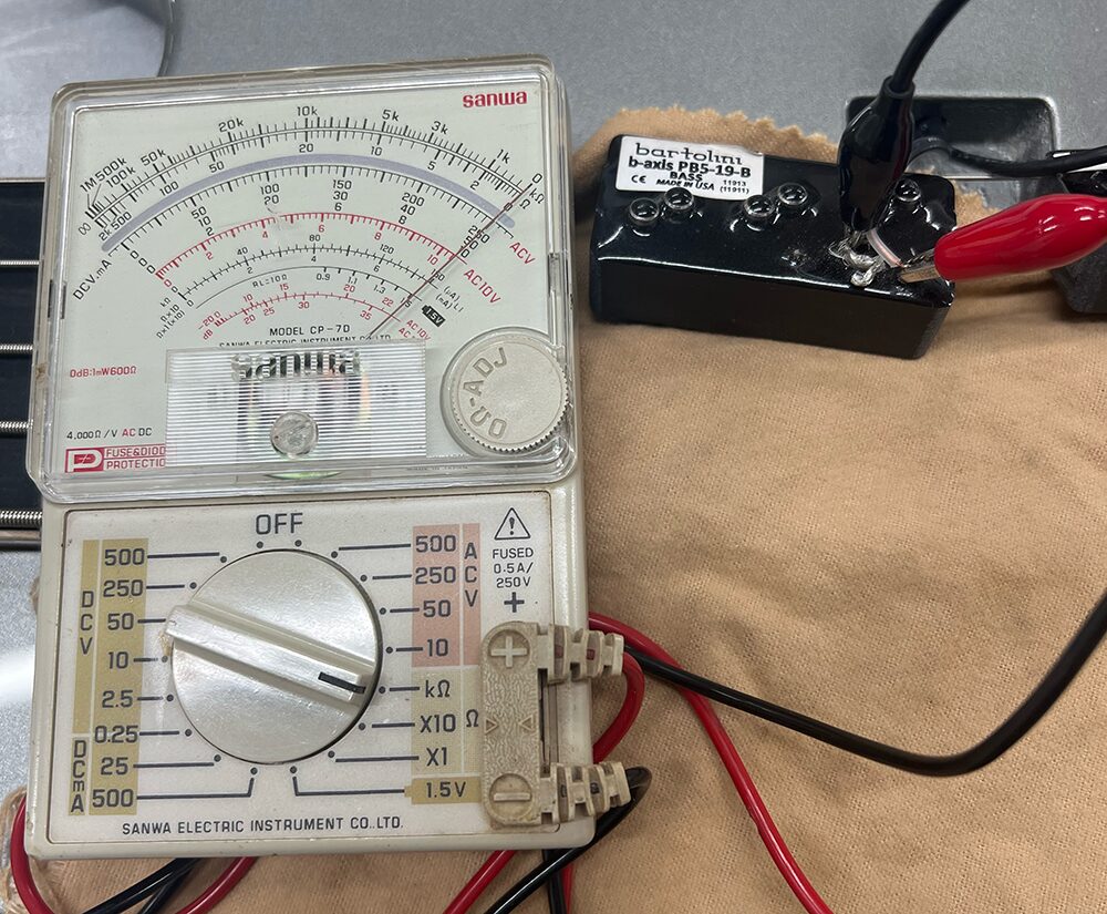 Bartoliniの5弦ベース用のピックアップの線のホットとアースをテスターで確認