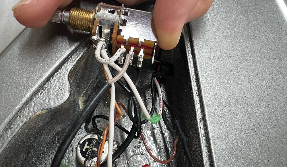 Bartoliniの5弦ベース用のピックアップの線をポットにハンダ付け