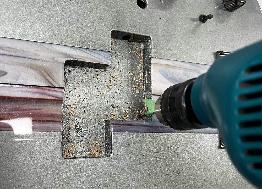 5弦ベースのピックアップザグリに電動ドリルでビス穴を開ける