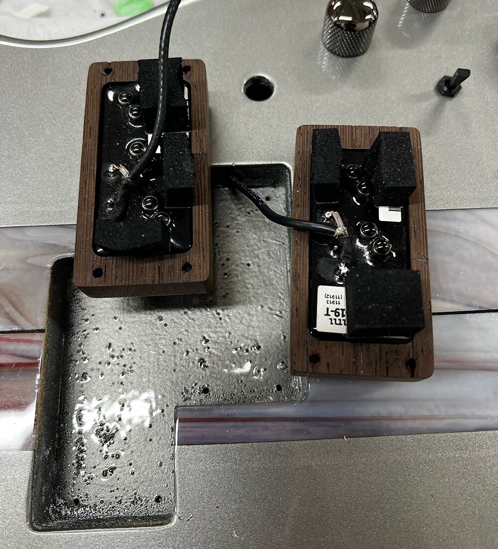 5弦ベースのピックアップにカバーを装着