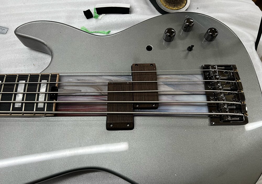 5弦ベースのピックアップをマウント