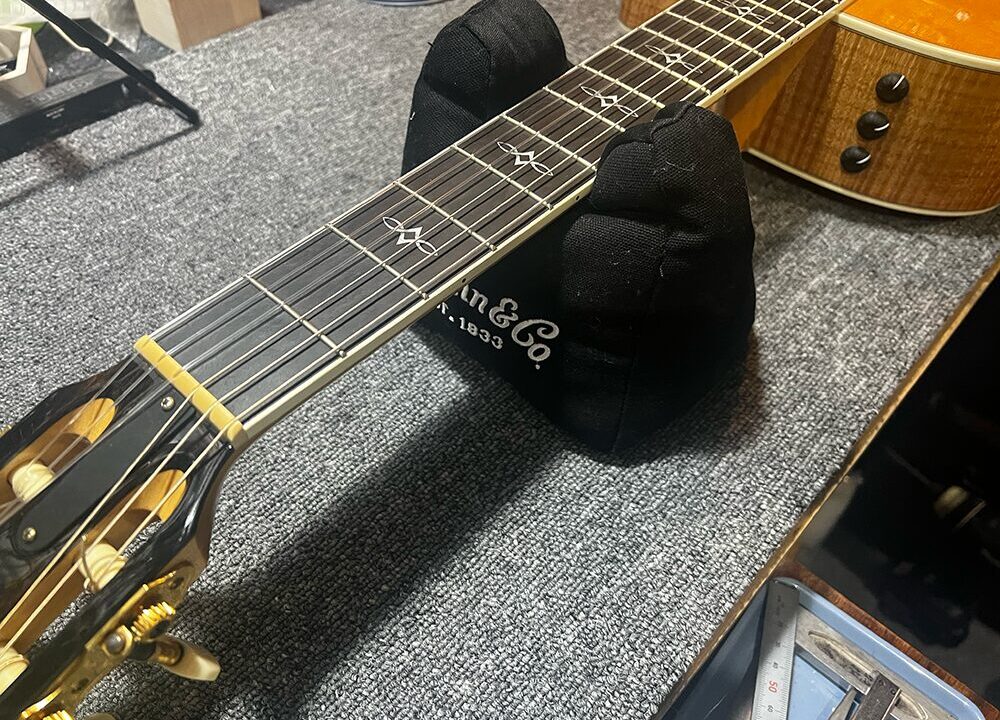 ギター用ネックレスト「Martin Neck Rest」にナイロン弦ギターのネックを置いた状態
