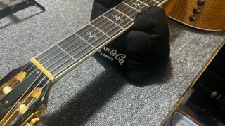 ギター用ネックレスト「Martin Neck Rest」にナイロン弦ギターのネックを置いた状態