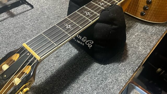 ギター用ネックレスト「Martin Neck Rest」にナイロン弦ギターのネックを置いた状態