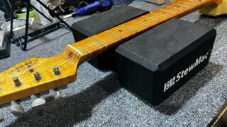 Stewmacのネックレスト「Hi-Lo Featherweight Neck Rest」にストラトキャスターのネックを置いているところ