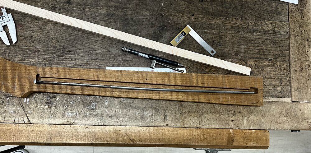 ギター用のトラスロッドの曲がり具合を調整