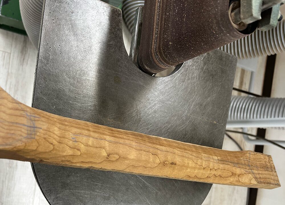 ギターのネックをエコノミーサンダーで粗加工