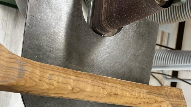 ギターのネックをエコノミーサンダーで粗加工