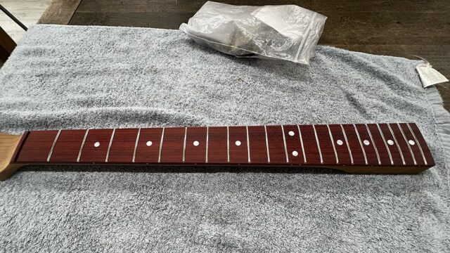 フレットを打ち終えたギターのサティーネ指板