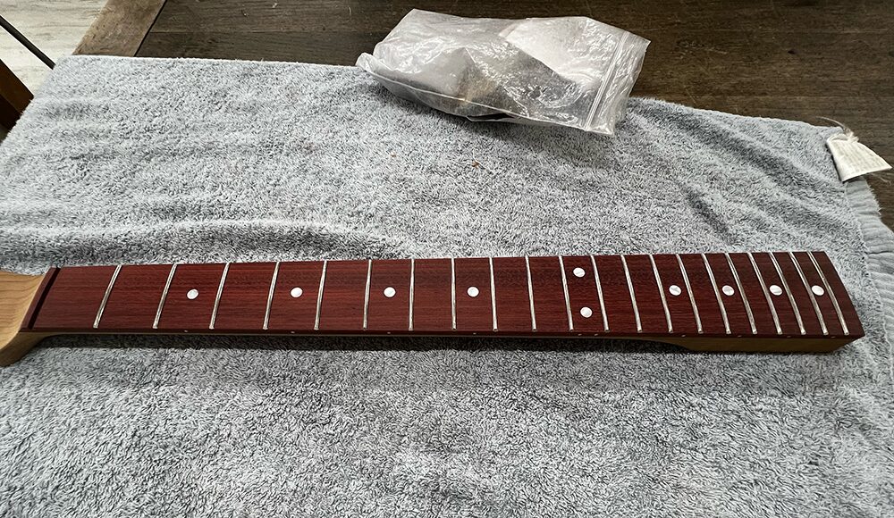 フレットを打ち終えたギターのサティーネ指板