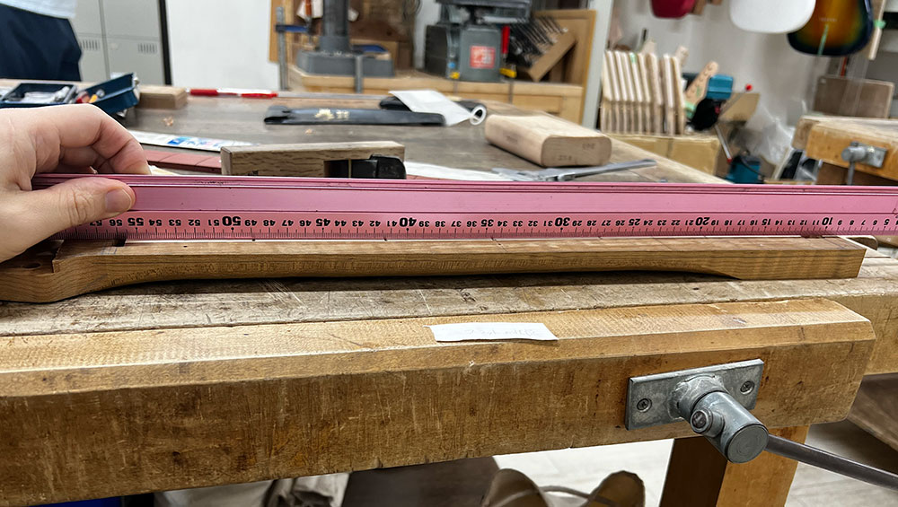 ギターのネックの指板接着面のストレートの状態をスケールで確認