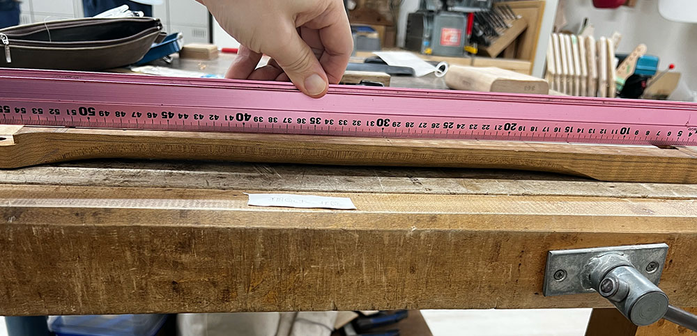 ギターのネックの指板接着面のストレートの状態をスケールで確認