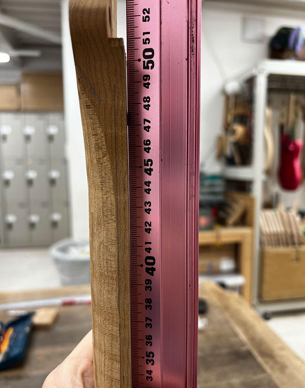 ギターのネックの指板接着面のストレートの状態をスケールで確認