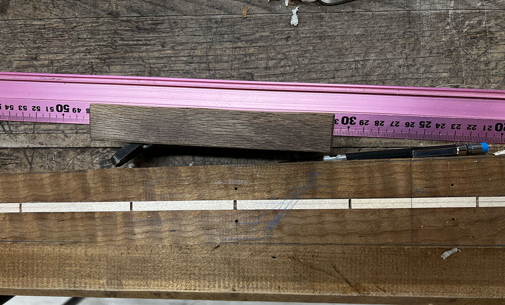 ギターのネックの指板接着面を豆平鉋で削って平らにしているところ