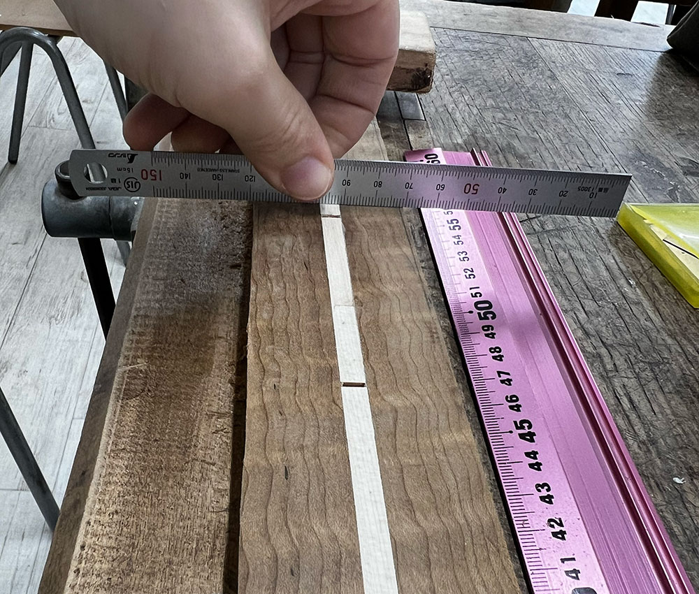 ギターのネックの指板接着面の状態をスケールで確認