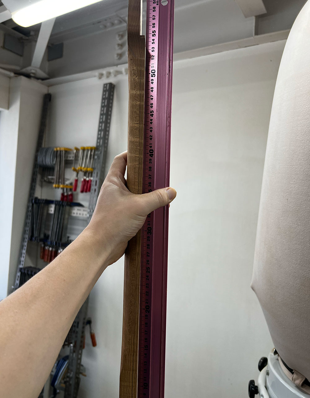 ギターのネックの指板接着面のストレートの状態をスケールで確認