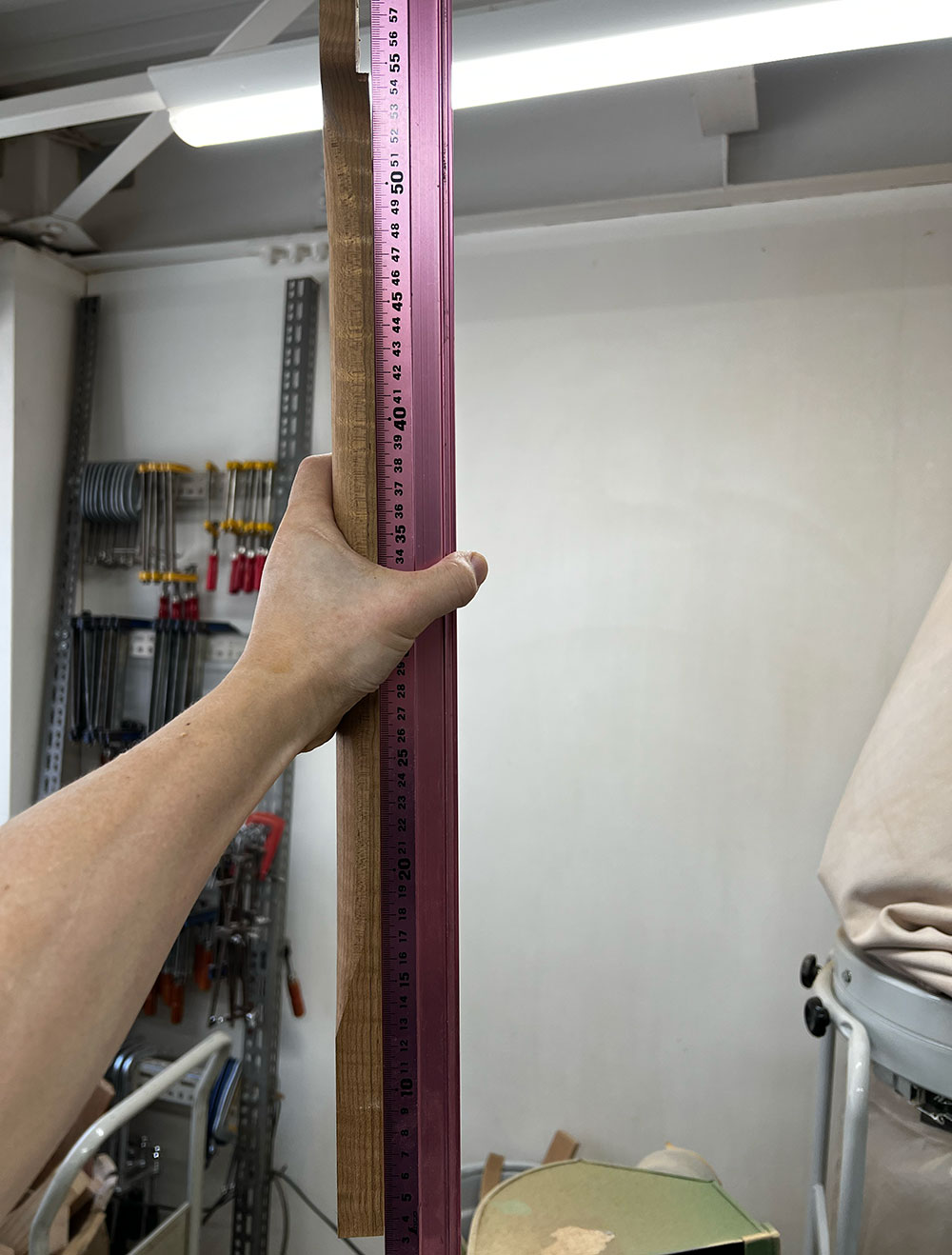 ギターのネックの指板接着面のストレートの状態をスケールで確認