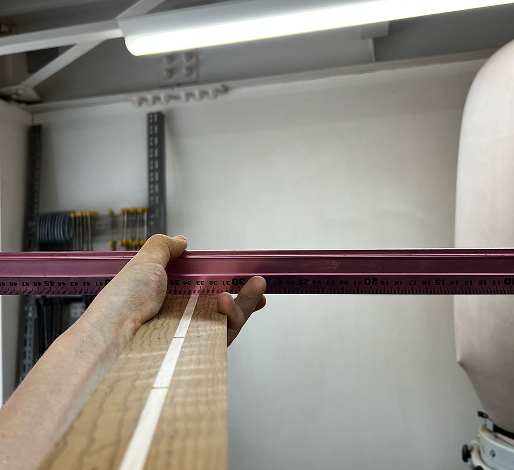 ギターのネックの指板接着面の横方向の状態をスケールで確認