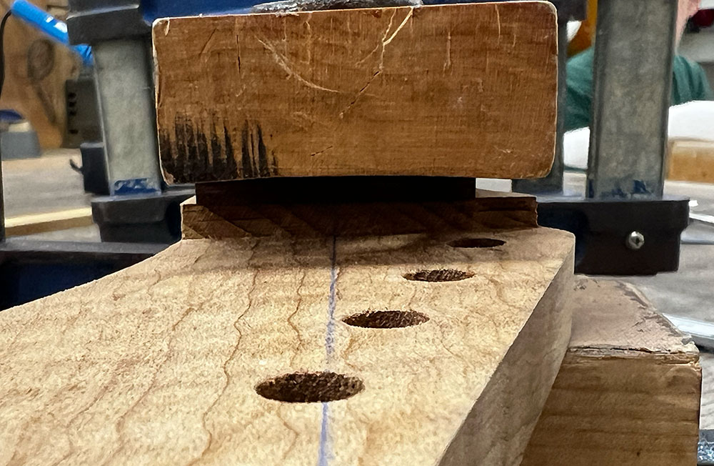 ギターの指板接着のためにヘッド側に罫書き