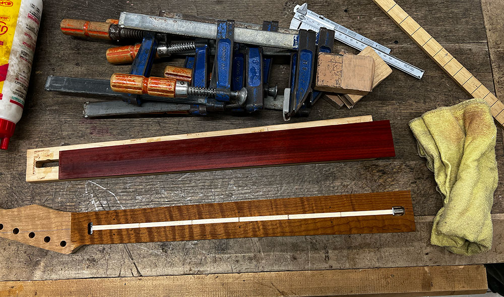 ギターのネックの指板接着面を濡れ布巾で拭いた状態