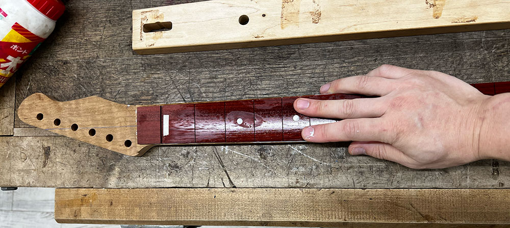 木工用ボンドを塗った指板とネックを接着