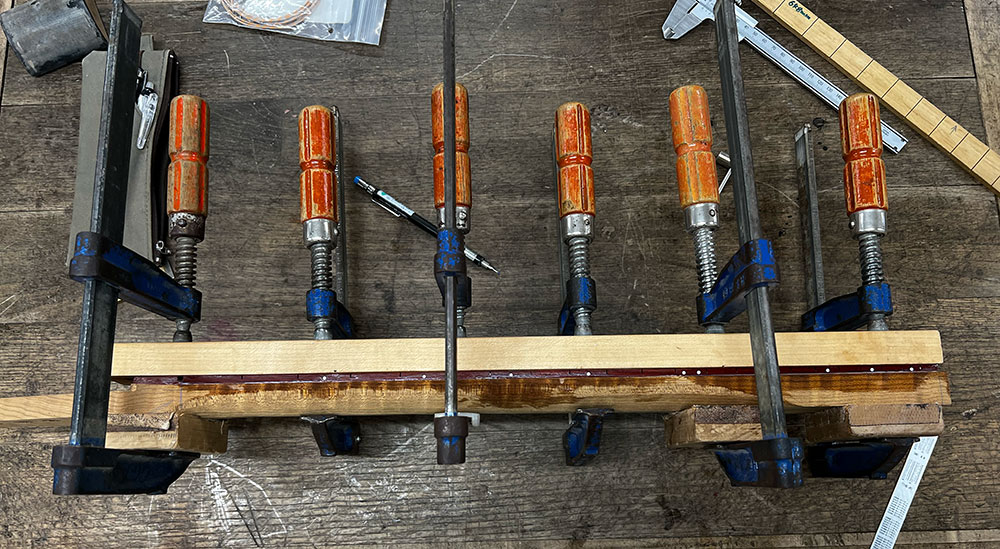 指板接着したギターネックをFクランプで固定