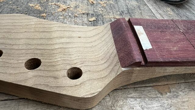 ギターのヘッドのスロープを調整し終えたところ