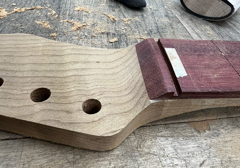 ギターのヘッドのスロープを調整し終えたところ