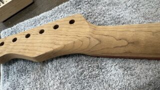 ローステッドフレイムメイプルネックのボリュート部分