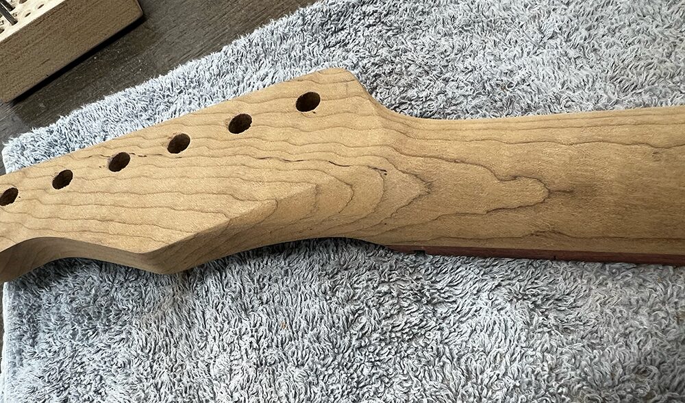 ローステッドフレイムメイプルネックのボリュート部分