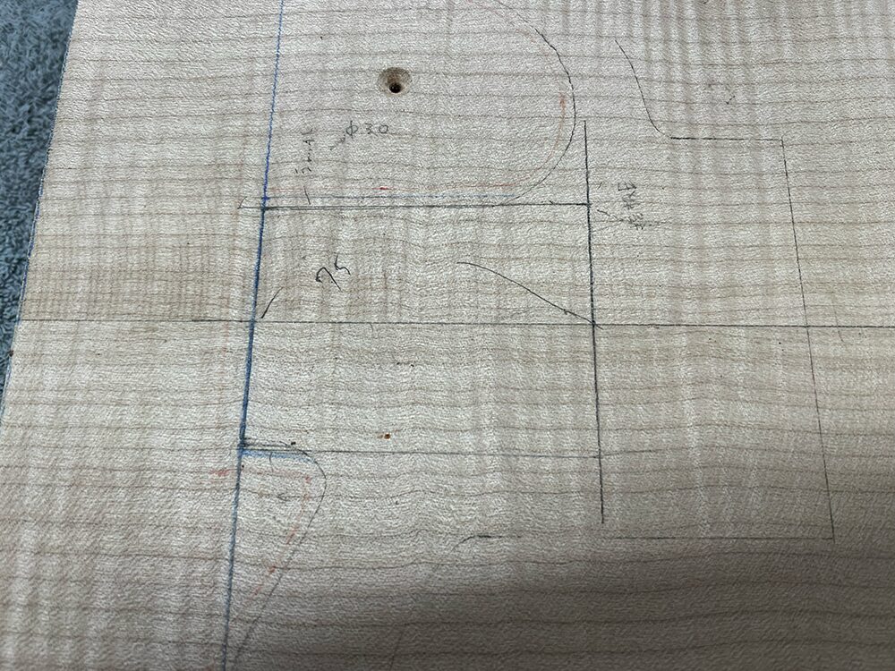 ギターのボディにネックポケットの形を罫書き