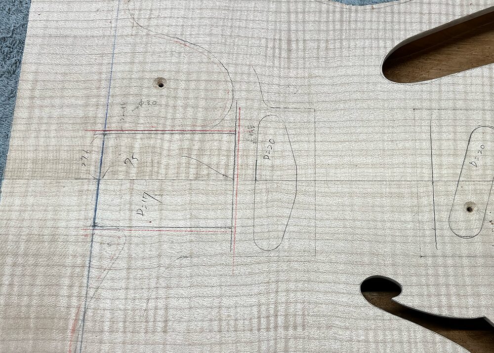 ギターのボディにネックポケットの加工線を罫書き