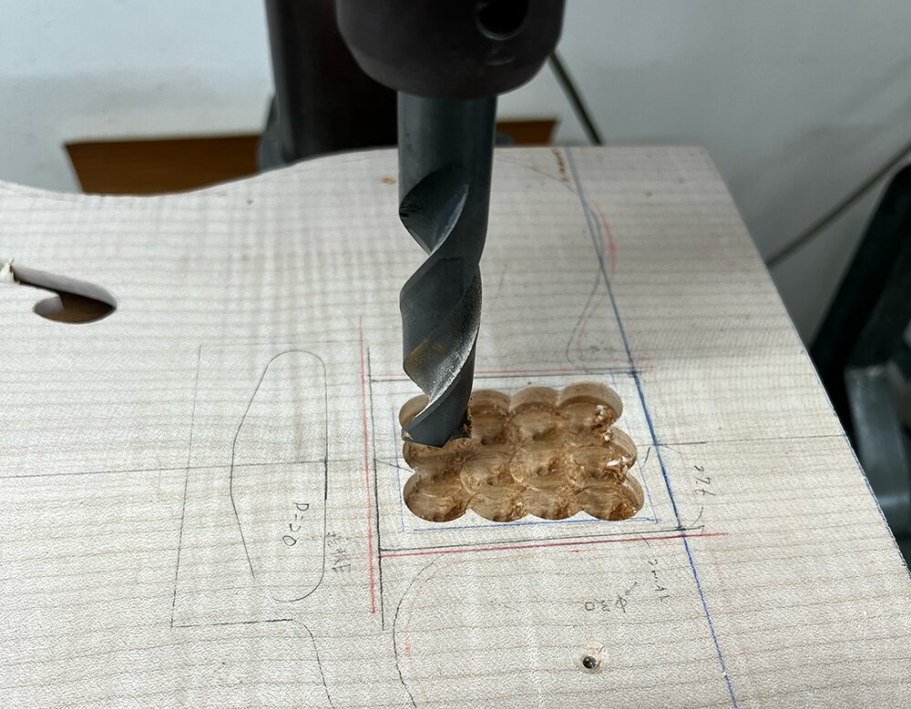 ギターのネックポケットの内側をボール盤で肉抜き