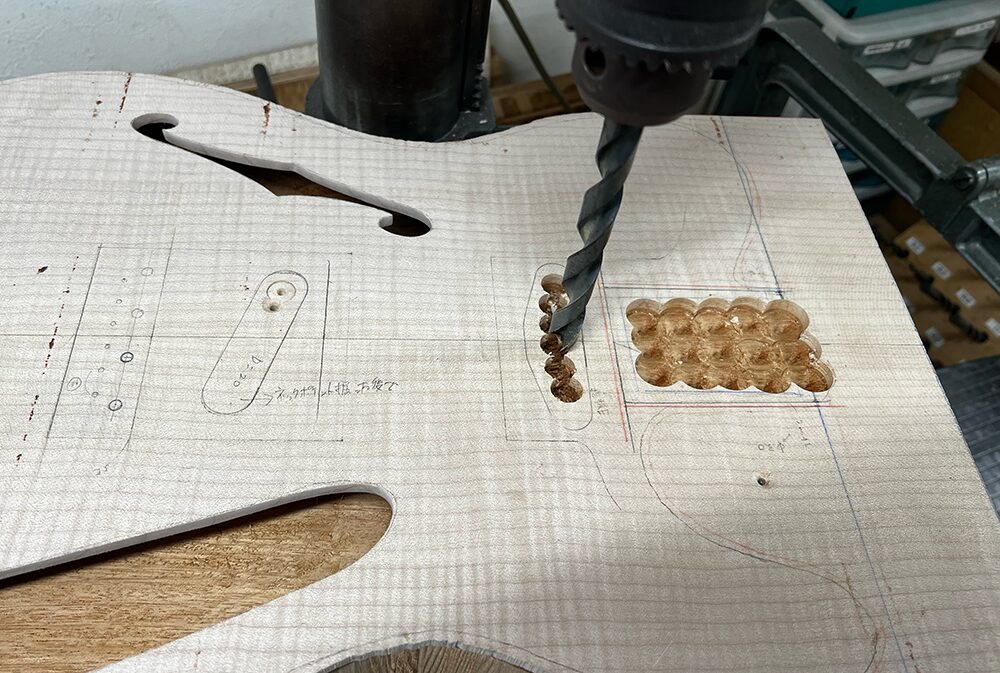 ギターのフロントピックアップの内側をボール盤で肉抜き