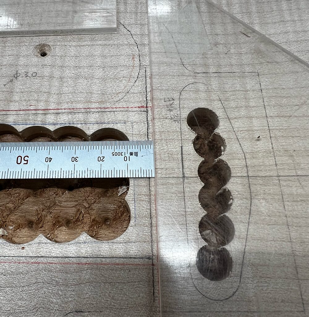 ギターのボディにネックポケットの加工線の位置に治具を貼り付け
