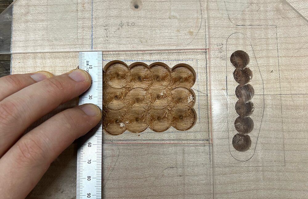 ギターのボディにネックポケットの加工線の位置に治具を貼り付け