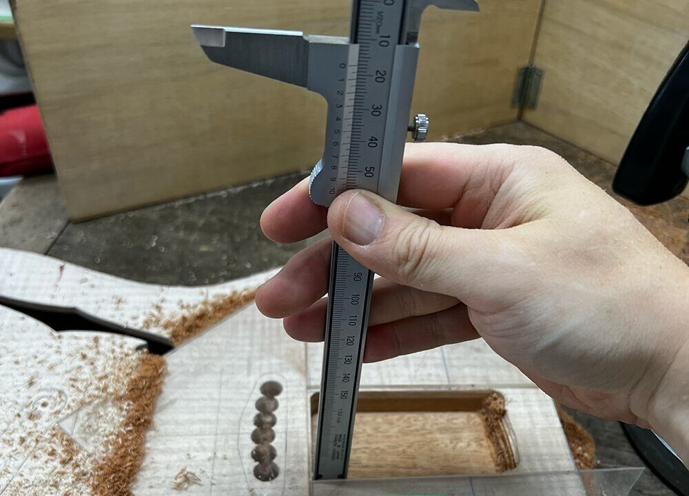 ギターのボディのネックポケットの深さをノギスで測定