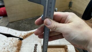 ギターのボディのネックポケットの深さをノギスで測定