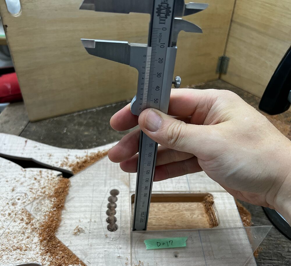 ギターのボディのネックポケットの深さをノギスで測定