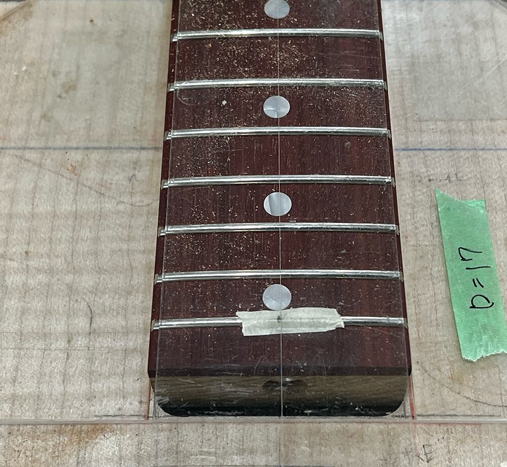 ギターのネックポケットにネックを当てて嵌まり具合を確認