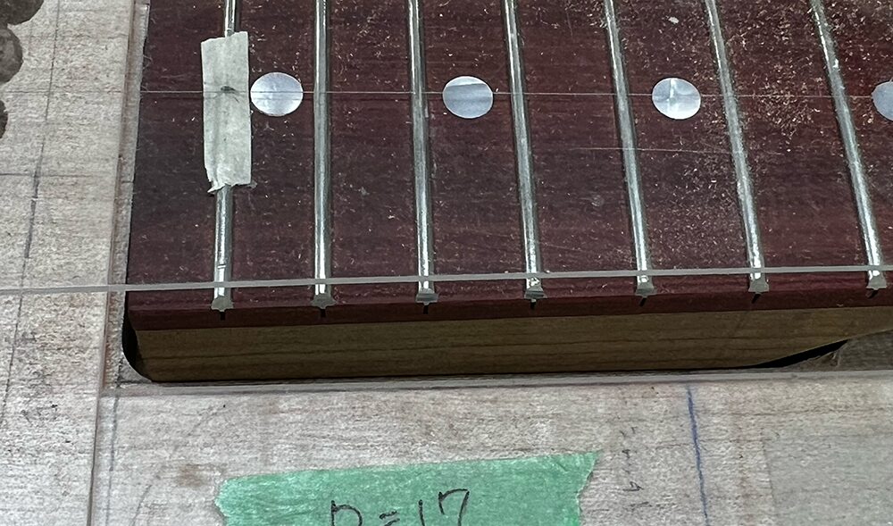 ギターのネックポケットにネックを当てて嵌まり具合を確認