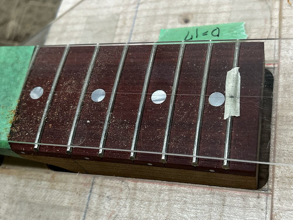 ギターのネックポケットにネックを当てて嵌まり具合を確認