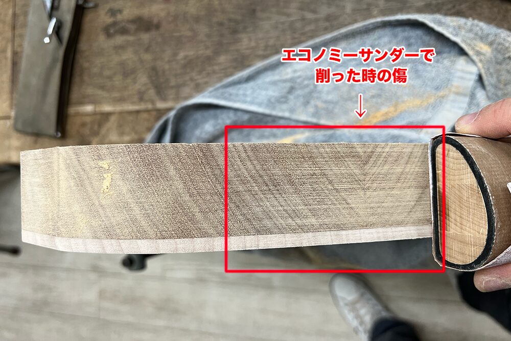 ギターのボディエンドに残っているエコノミーサンダーの削り傷