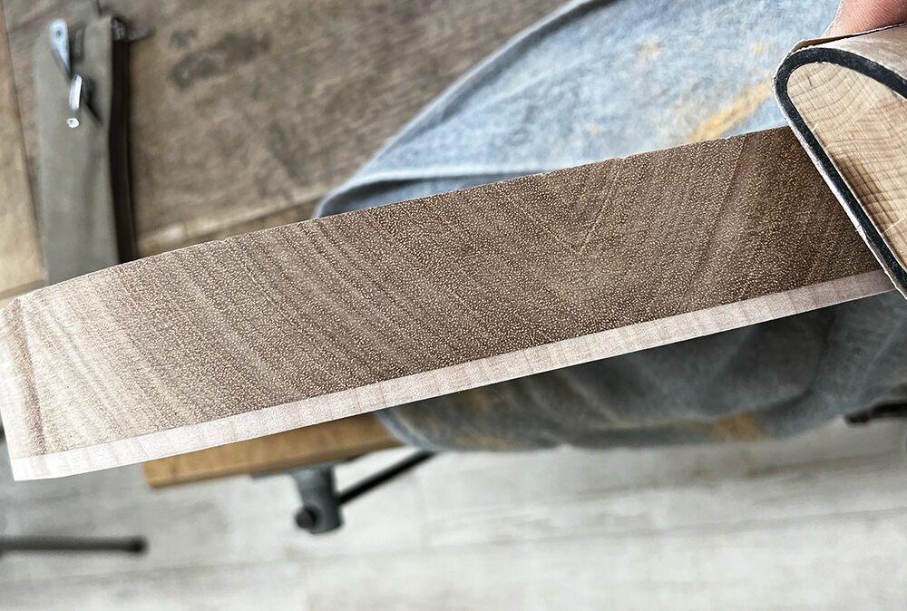 ギターのボディエンドを#150のサンドペーパー磨いて綺麗にしているところ