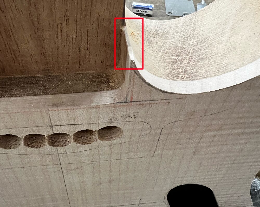 ギターボディのネックポケットと外周の境目