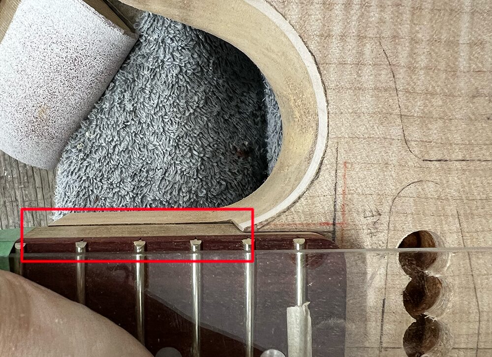 ギターボディのネックポケットとネックの間の段差