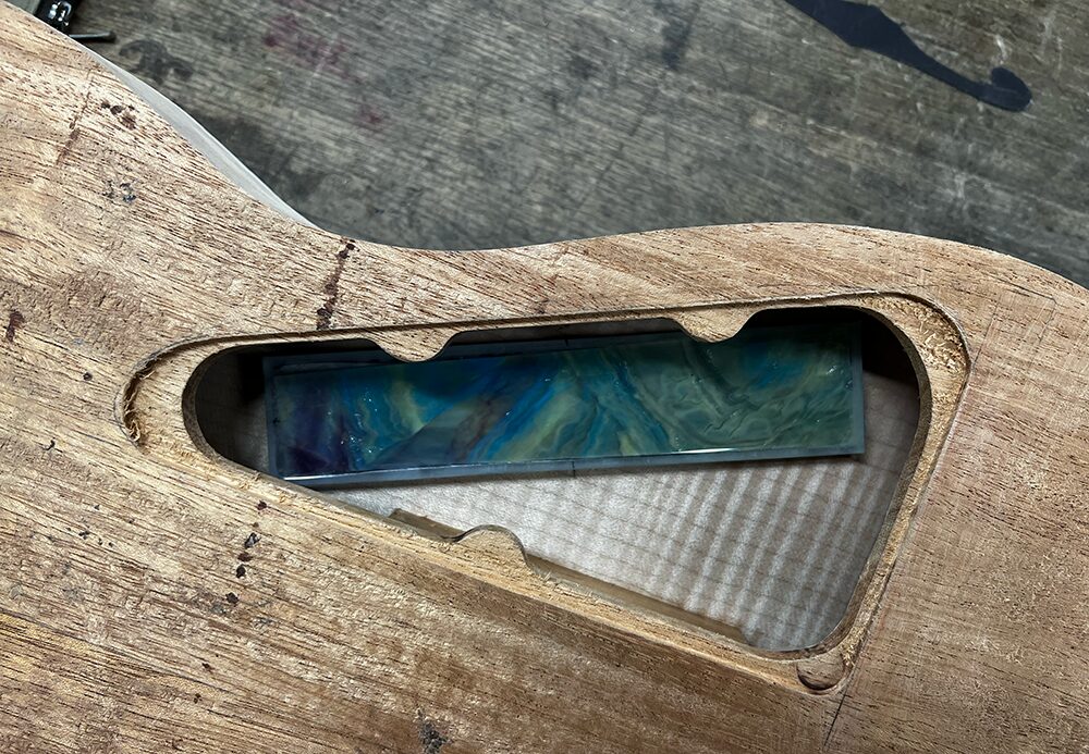 ギターのボディの内部からマグネットシートを貼ったアンティークガラスを固定