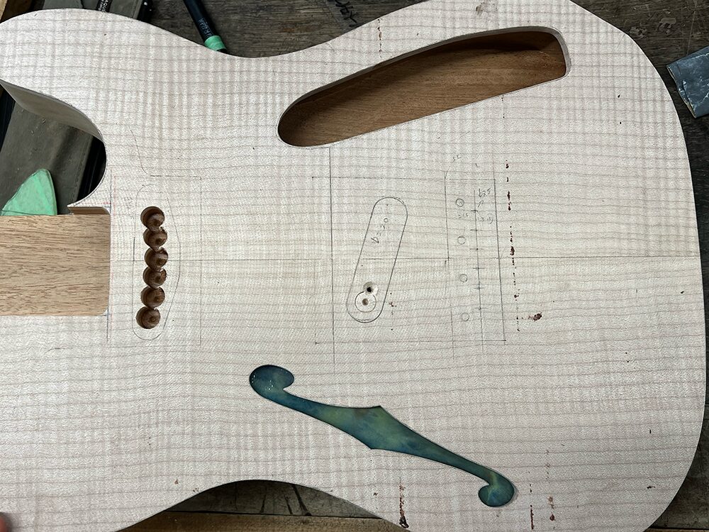 アンティークガラスをギターボディのfホールの裏側に設置した状態