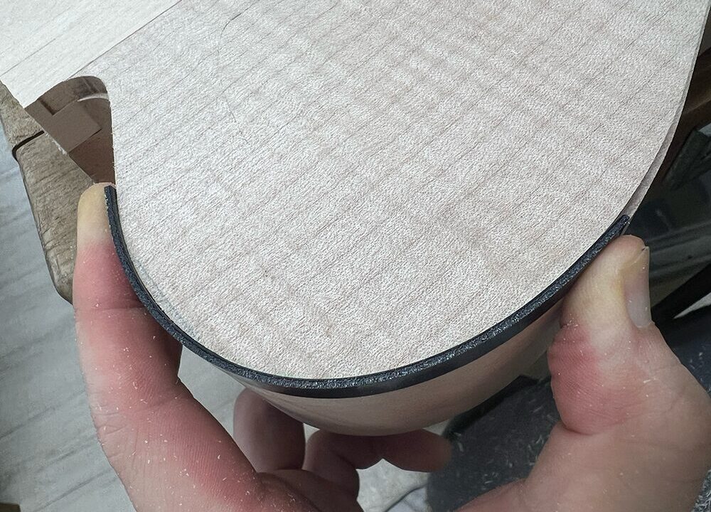 ギターボディのバインディング溝にバインディング材を当てて確認