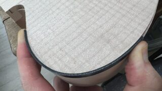 ギターボディのバインディング溝にバインディング材を当てて確認